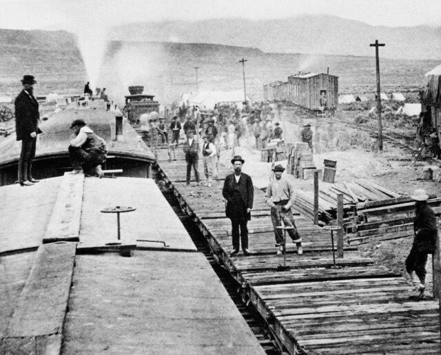 Golden Spike Marks Conclusão do Rail Transcontinental em 10 de maio



