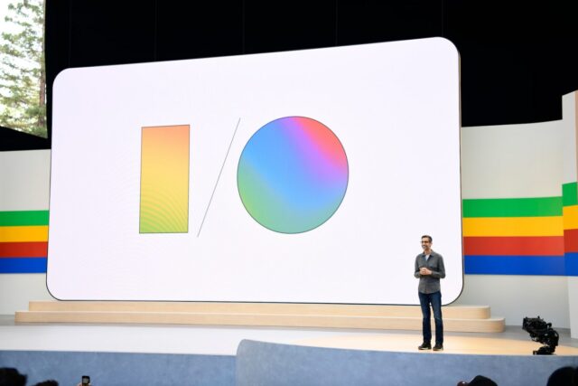 O logotipo do Google Gemini AI é visto exibido em uma tela de smartphone.