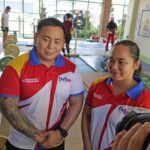 O treinador Julius Naranjo e sua esposa Medalha de Ouro Olímpica de Tóquio Hidylin Diaz-Naranjo, 65 anos. Palarong Pambansa é responsável por praticar um esporte de demonstração. A Sra. Naranjo é a diretora de torneios e sua esposa é a assistente de gerente assistente do torneio.