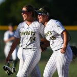 Jules McCafferty, 25, de Livermore, está associado a um single duplo no sexto turno dos play-offs das quartas de final da costa norte na Livermore High School, em Livermore, Califórnia, na sexta-feira, 2 de maio de 2025, Livermore venceu Alamed por 6-4. (Jose Carlos Fajardo/Bay Area News Group)