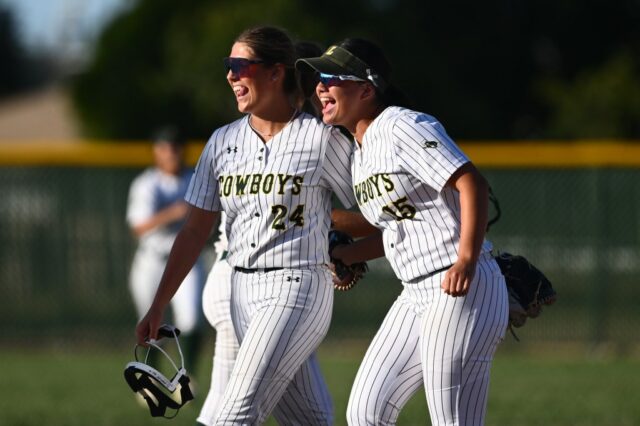 Heart Cowboy: Livermore Lassos NCs retornam sobre Alamedi com uma Jules McCafferty, 25, de Livermore, está associado a um single duplo no sexto turno dos play-offs das quartas de final da costa norte na Livermore High School, em Livermore, Califórnia, na sexta-feira, 2 de maio de 2025, Livermore venceu Alamed por 6-4. (Jose Carlos Fajardo/Bay Area News Group)