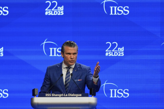 Hegseth puxe a luva na China

