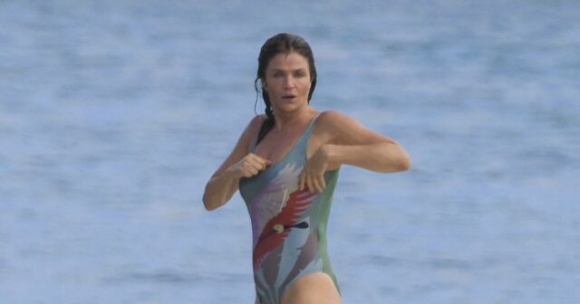 Helena Christensen, 56, mostra seu invejável corpo de maiô na França


