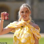 O campeão olímpico Keely Hodgkinson recebeu seu MBE no Castelo de Windsor na terça -feira