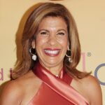 Hoda Kotb segura seu recipiente de telefone enquanto participa de seu evento de lançamento do Joy 101 na cidade de Nova York.