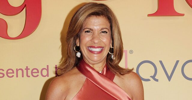 Hoda Kotb segura seu recipiente de telefone enquanto participa de seu evento de lançamento do Joy 101 na cidade de Nova York.