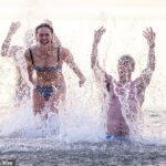Alunos da Universidade de St. Andrews participam do mergulho tradicional de maio hoje