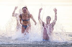 Hoje Alunos da Universidade de St. Andrews participam do mergulho tradicional de maio hoje