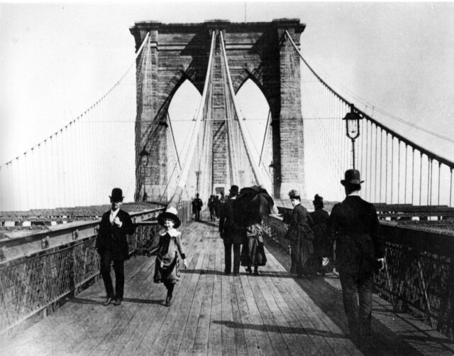 Hoje na história: 24 de maio, o Brooklyn Bridge se Hoje na história: 24 de maio, o Brooklyn Bridge se abre no trânsito