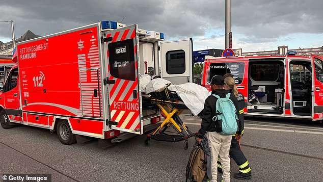 Horror em Hamburgo, quando 17 é esfaqueado em uma faca Horror em Hamburgo, quando 17 é esfaqueado em uma faca em uma estação de trem com um capuz "mulher alemã", 39 anos, presa após "ataque acidental contra passageiros"