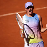Em 30 de maio de 2025, a IGA Swiatek, da Polônia, comemorou o Jaqueline Cristian da Romênia no 6º dia do torneio de tênis aberto francês em Suzanne-Lenglen, no complexo Roland-Garros, em Paris, em 30 de maio de 2025.