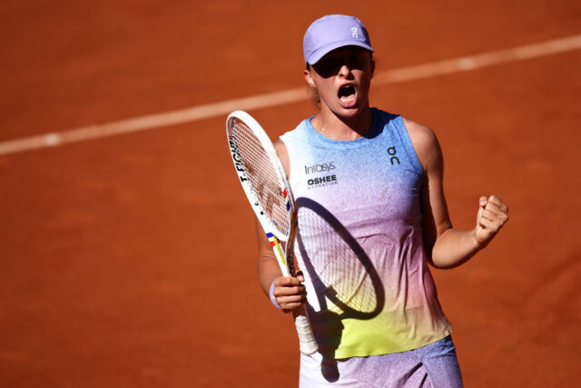 Em 30 de maio de 2025, a IGA Swiatek, da Polônia, comemorou o Jaqueline Cristian da Romênia no 6º dia do torneio de tênis aberto francês em Suzanne-Lenglen, no complexo Roland-Garros, em Paris, em 30 de maio de 2025.