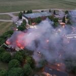 Inferno no complexo automotivo de 444 acres em Bicester em Oxfordshire