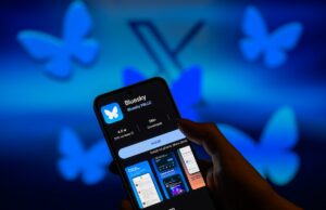 Bluesky acaba confirmação de idade para indivíduos em Ohio The Bluesky app logo is displayed on a smartphone