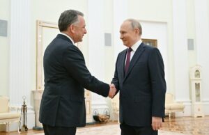 Insiders de Trump chamam Steve Witkoff de ‘idiota embaraçoso’, depois que o enviado especial se encontrou sozinho com Putin O ex -advogado imobiliário Steve Witkoff se reuniu com Vladimir Putin, na Rússia, na sexta -feira, em meio a negociações contínuas sobre o final da invasão ucraniana