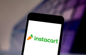 Instacart compra Wynshop, uma ferramenta para varejistas e mercearias Instacart logo on a phone
