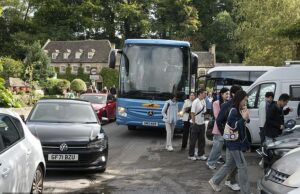 Intervenção contra o treinador turístico “perigoso” na Inglaterra “A Vila mais bonita”: restrições de estacionamento forçadas no ponto de acesso Cotswold atacado por 20.000 visitantes todo fim de semana Os moradores afirmam que os pedestres correm o risco de o volume de treinadores que aparecem enquanto a imagem perfeita da vila