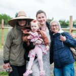 Irlanda Baldwin comemorou o segundo aniversário de sua filha Holland no fim de semana e, nesse processo, eles compartilharam as raras imagens de sua mãe Kim Basinger's