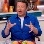 Jamie Oliver volta para afirmar que suas refeições preparadas têm sal "perigoso" de sal