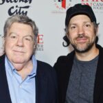 George Wendt e Jason Sudeikis participam