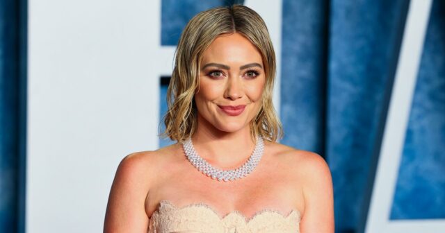 Jeans de 'mãe' de Hilary Duff são perfeitos para as noites de compromisso de verão: Pesquise $ 37

