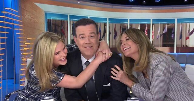 Jenna surpreende Carson com uma Jennifer Love Hewitt Gag



