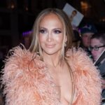 Jennifer López fica bem em rosa na primeira aparição após uma lesão facial