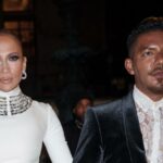 1 Jennifer Lopez Nails Bridal Chic em um grande vestido branco meses após a divisão