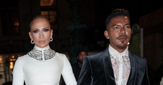 1 Jennifer Lopez Nails Bridal Chic em um grande vestido branco meses após a divisão