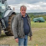 Jeremy Clarkson ficou sufocado quando agradeceu à sua assistente agrícola Harriet Cowan por