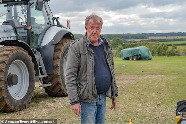 Jeremy Clarkson luta contra as lágrimas quando oferece despedida emocional Jeremy Clarkson ficou sufocado quando agradeceu à sua assistente agrícola Harriet Cowan por