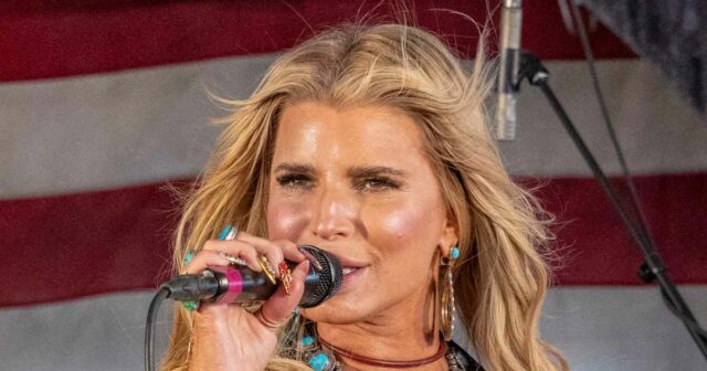 Jessica Simpson atua pela primeira vez em 15 anos