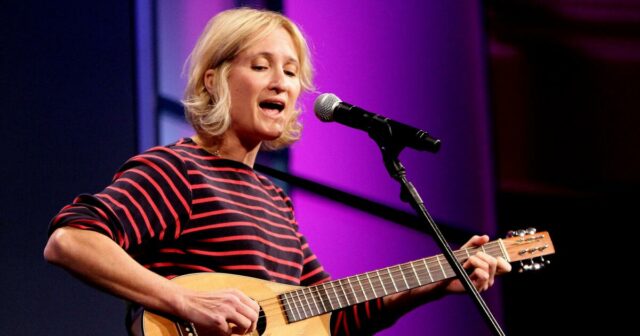 Jill Sobule morre aos 66 anos em um incêndio. Era mais conhecido como o cantor/compositor atrás do hit dos anos 90 'I Kissed a Girl'



