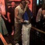 JoJo Siwa e Chris Hughes finalmente confirmaram seu romance, com o casal viu compartilhar beijar durante um intervalo na Flórida