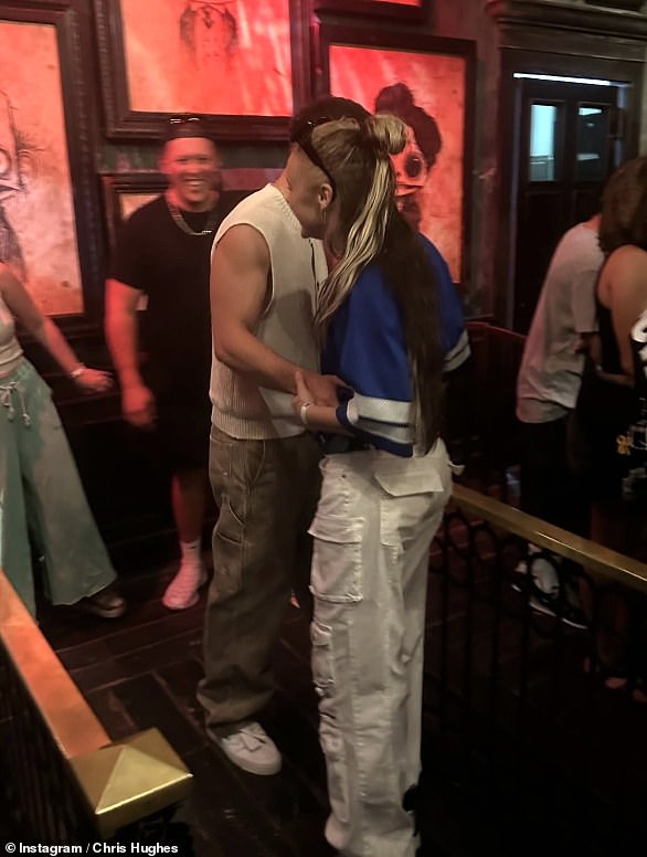 JoJo Siwa e Chris Hughes imaginaram beijar na piscina em JoJo Siwa e Chris Hughes finalmente confirmaram seu romance, com o casal viu compartilhar beijar durante um intervalo na Flórida