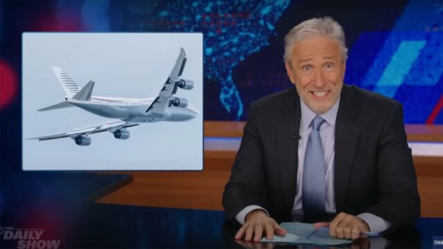Jon Stewart responde a Trump, que recebe um jato particular grátis

