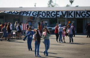 Joseph George Middle School, San Jose: Última chance para a escola Andres Ramirez, 13, estudante, significa uma fotografia com San ...