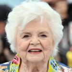 June Squibb e Scarlett Johansson no tapete vermelho do 78º Festival de Cinema Anual de Cannes.