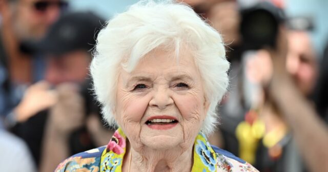 June Squibb e Scarlett Johansson no tapete vermelho do 78º Festival de Cinema Anual de Cannes.