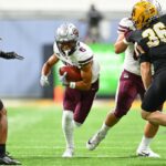 O linebacker do estado de Dakota do Sul, Adam Bock (32), tenta interromper a execução do Junior Bergen (5) do Montana Receiver Bergen (5) no jogo do campeonato do FCS no domingo, 7 de janeiro de 2023, em Frisco, TX. (AP Photo/Richard W. Rodriguez)