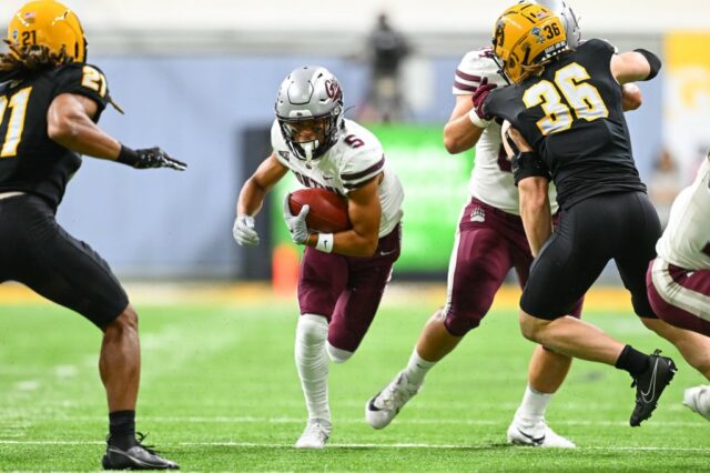 O linebacker do estado de Dakota do Sul, Adam Bock (32), tenta interromper a execução do Junior Bergen (5) do Montana Receiver Bergen (5) no jogo do campeonato do FCS no domingo, 7 de janeiro de 2023, em Frisco, TX. (AP Photo/Richard W. Rodriguez)