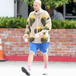 Justin Bieber foi visto sozinho em Los Angeles no sábado.