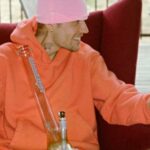 Justin Bieber escrevendo e escrevendo música na Islândia