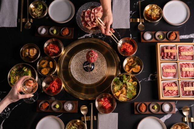 O co -fundador da empresa, Jay Shin, abre a porta lateral do caminhão de churrasco e frutos do mar coreano da OLHSO em Foster City, Califórnia, na sexta -feira, 26 de julho de 2024. Este é um novo modelo de serviço de entrega de refeições, no qual os alimentos são totalmente cozidos autônomos por um computador enquanto fornecem ao cliente refeições cozidas frescas de uma maneira oportuna. (Jose Carlos Fajardo/Bay Area News Group)