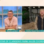 Kaleb Cooper (à direita) revelou a verdade sobre sua ausência na série de Clarkson, quatro AO, como um