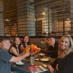 Kate Gosselin parecia desconhecida quando bebeu álcool com quatro de seus filhos para celebrar o Sextuplet, que deu 21.