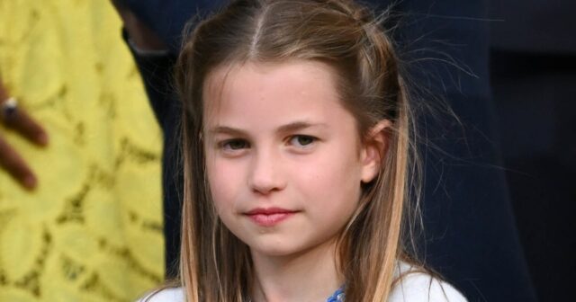 Kate e o príncipe William celebram os 10 anos da princesa Charlotte em uma nova fotografia



