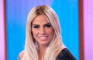 Katie Price puxa o dedo no comemorar o irmão mais velho JoJo Siwa e Chris Hughes – depois de revelar que o Love Islander entrou em seu DMS Katie Price continuou puxando Jojo Siwa e Chris Hughes através das celebridades quando criaram um vínculo estreito na exposição