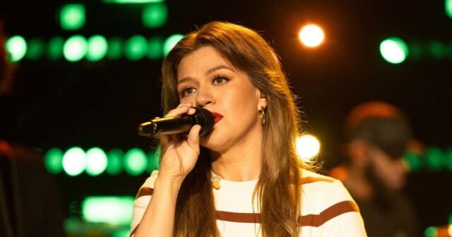 Kelly Clarkson afirma que as pessoas eram "mais cruéis" sobre a aparência de Kelly Clarkson ao longo de sua carreira



