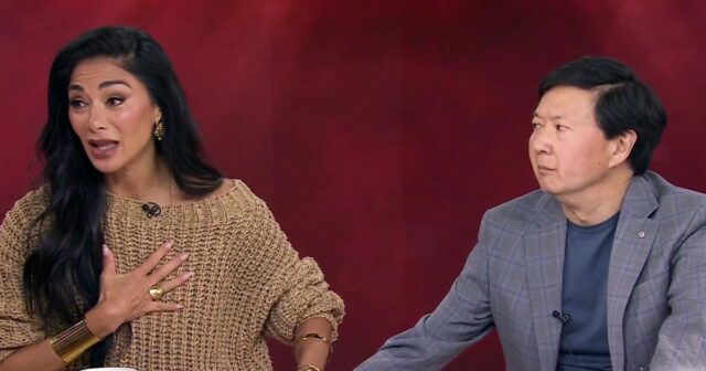 Ken Jeong é transferida para as lágrimas pela surpresa de Nicole Scherzinger depois de receber seu Tony Award na Jenna & Friends



